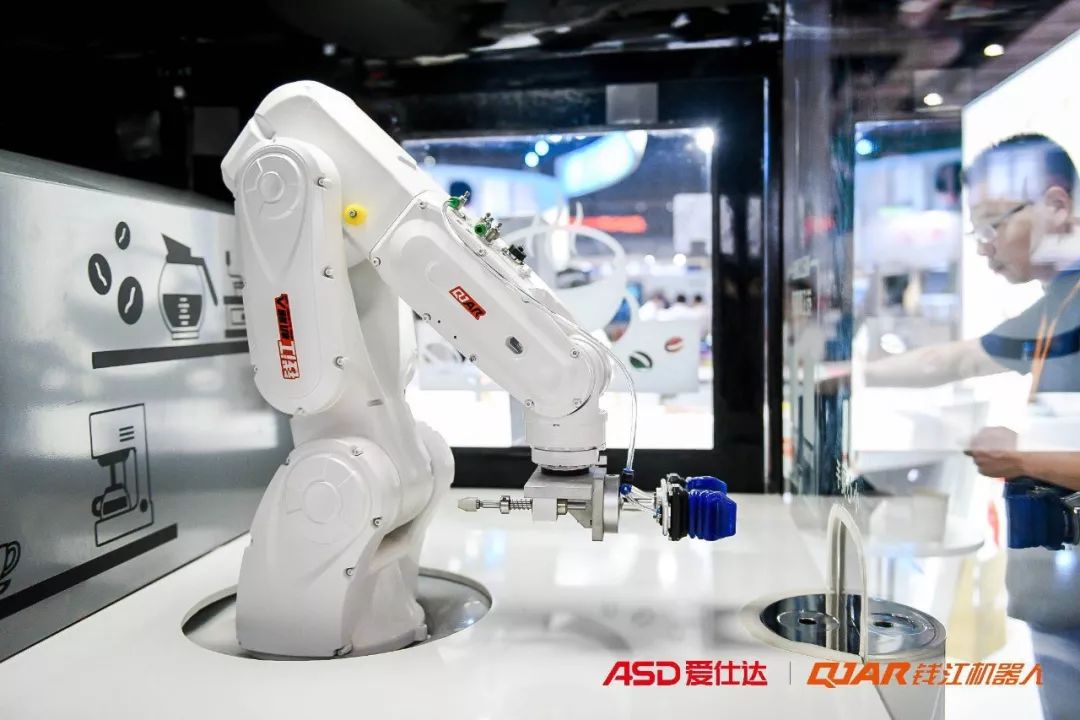 QJAR robotic coffee bar in CIIF 2019 Shanghai